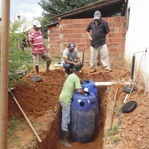 Famílias de Caratinga (MG) recebem projeto para tratamento de esgoto e produção de alimentos livres de agrotóxicos