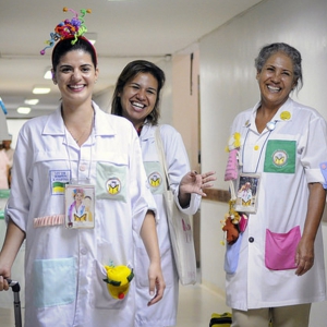 Voluntários contam histórias para crianças e adolescentes internados em hospitais do DF