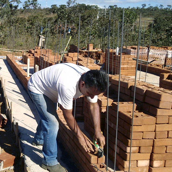 Morador constrói a casa própria com tijolo ecológico e economiza 30%