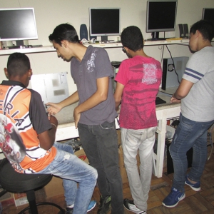 Projeto recupera lixo eletrônico em curso de informática para jovens